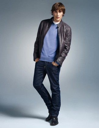 С чем носить синий свитер с v-образным вырезом мужчине в теплую погоду в стиле кэжуал: Синий свитер с v-образным вырезом в паре с темно-синими джинсами — хороший вариант для воплощения мужского лука в стиле business casual. Теперь почему бы не привнести в повседневный лук чуточку изысканности с помощью черных кожаных повседневных ботинок?