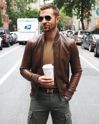 С чем носить коричневый кожаный бомбер мужчине осень: Коричневый кожаный бомбер и темно-зеленые брюки карго — необходимые вещи в арсенале джентльменов с чувством стиля. Чем не прекрасный образ на межсезонье?