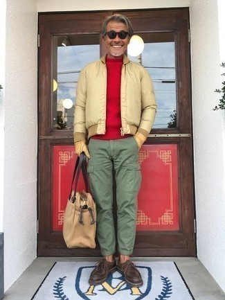 Как носить коричневую обувь с красным свитером за 50 лет мужчине осень в стиле кэжуал: Красный свитер в сочетании с оливковыми брюками карго позволит выразить твою индивидуальность. Думаешь сделать лук немного строже? Тогда в качестве дополнения к этому образу, выбирай темно-коричневые кожаные ботинки дезерты. Яркий и стильный ансамбль — это то, что тебе нужно в тоскливую осеннюю погоду.
