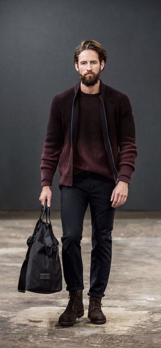С чем носить темно-красный свитер с круглым вырезом мужчине осень в стиле смарт-кэжуал: Темно-красный свитер с круглым вырезом и черные брюки чинос — рассмотри этот выбор, если не боишься оказаться в центре внимания. В тандеме с темно-коричневыми замшевыми повседневными ботинками такой лук смотрится особенно удачно. Если хочешь выглядеть выше всяких похвал и по-осеннему эффектно, тебе определенно нужно взять этот лук на вооружение.