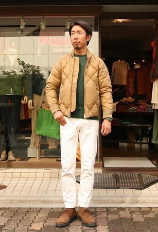 Модный лук: светло-коричневый стеганый бомбер, зеленый свитер с круглым вырезом, белые джинсы, коричневые замшевые ботинки дезерты