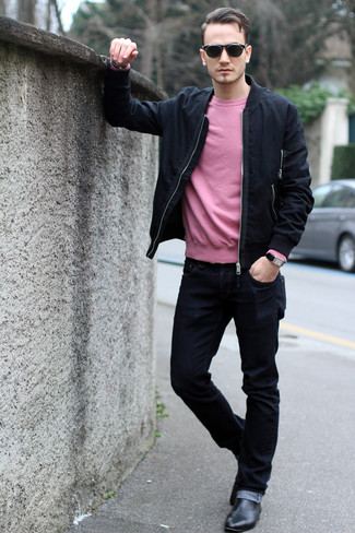 Модный лук: черный бомбер, розовый свитер с круглым вырезом, темно-синие джинсы, черные кожаные ботинки челси