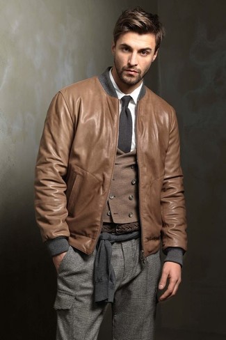 Модный лук: коричневый кожаный бомбер, темно-серый свитер с круглым вырезом, коричневый шерстяной жилет, белая классическая рубашка