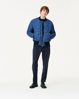 Модный лук: синий стеганый бомбер, темно-синий свитер с круглым вырезом, темно-синие классические брюки, черные кожаные туфли дерби