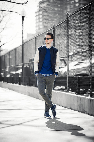 Какие рубашки с длинным рукавом носить с синими низкими кедами мужчине: Рубашка с длинным рукавом в паре с серыми шерстяными брюками чинос — замечательный вариант для воплощения мужского ансамбля в стиле smart casual. Выбирая обувь, можно немного поэкспериментировать и дополнить лук синими низкими кедами.