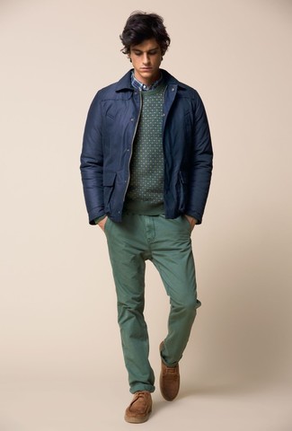 Модный лук: темно-синий бомбер, зеленый свитер с круглым вырезом, синяя рубашка с длинным рукавом в шотландскую клетку, зеленые брюки чинос