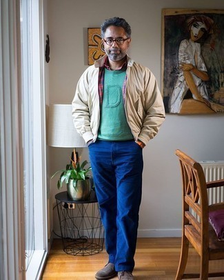 Какие джинсы носить с зеленым свитером с круглым вырезом мужчине в теплую погоду: Дуэт зеленого свитера с круглым вырезом и джинсов поможет создать интересный мужской лук в стиле casual. Очень кстати здесь будут выглядеть темно-коричневые замшевые ботинки дезерты.