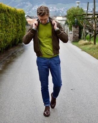 С чем носить зелено-желтый свитер с круглым вырезом мужчине: В зелено-желтом свитере с круглым вырезом и темно-синих брюках чинос можно пойти на встречу в расслабленной атмосфере или провести выходной день, когда в программе культурное мероприятие без дресс-кода. Любители необычных луков могут закончить лук темно-коричневыми кожаными туфлями дерби, тем самым добавив в него толику строгости.