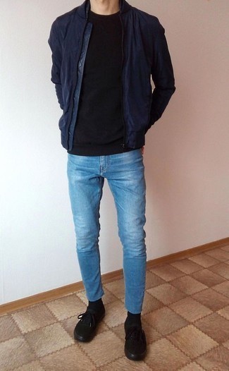 Какие бомберы носить с черными низкими кедами мужчине: Бомбер смотрится великолепно в сочетании с голубыми зауженными джинсами. Черные низкие кеды отлично дополнят этот образ.