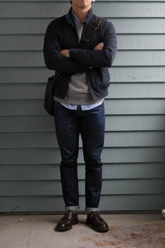 Как носить туфли дерби с бомбером в 30 лет: Лук из бомбера и темно-синих джинсов выглядит мужественно и необычно. В паре с туфлями дерби такой лук смотрится особенно удачно.