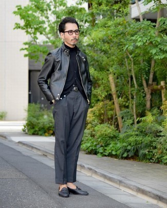 Какие водолазки носить с темно-серыми классическими брюками в 30 лет мужчине в теплую погоду: Водолазка в сочетании с темно-серыми классическими брюками — хороший пример строгого делового стиля. Что касается обуви, черные кожаные лоферы — самый приемлимый вариант.