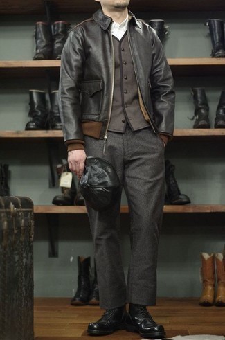 Модный лук: черный кожаный бомбер, темно-коричневый трикотажный жилет, белая рубашка с длинным рукавом, темно-серые шерстяные брюки чинос