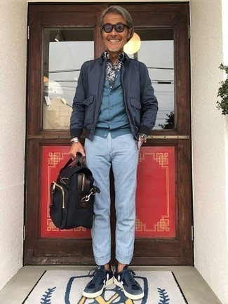 С чем носить свитер за 50 лет мужчине в теплую погоду: Дуэт свитера и голубых брюк чинос поможет выглядеть аккуратно, но при этом выразить твой личный стиль. Закончив образ темно-сине-белыми низкими кедами из плотной ткани, ты привнесешь в него немного привлекательного консерватизма.