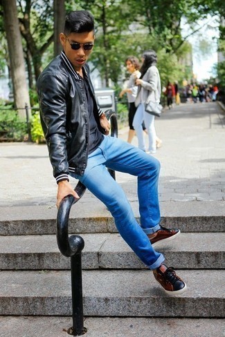 С чем носить коричневые низкие кеды мужчине: Черный кожаный бомбер и синие джинсы прочно закрепились в гардеробе современных джентльменов, помогая создавать незаезженные и функциональные образы. Коричневые низкие кеды — великолепный выбор, чтобы закончить ансамбль.