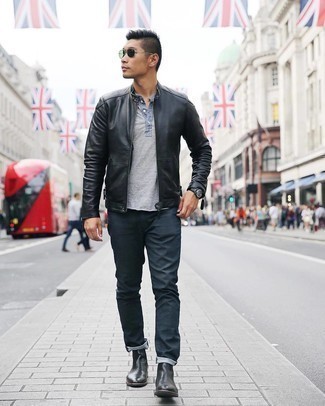 Какие бомберы носить с серыми джинсами в 30 лет мужчине в теплую погоду в стиле смарт-кэжуал: Дуэт бомбера и серых джинсов позволит выглядеть по моде, но при этом подчеркнуть твою индивидуальность. Думаешь добавить сюда немного строгости? Тогда в качестве дополнения к этому ансамблю, выбирай черные кожаные ботинки челси.