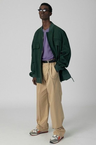 С чем носить темно-серые кроссовки мужчине осень: Темно-зеленый бомбер и светло-коричневые брюки чинос великолепно впишутся в мужской образ в стиле кэжуал. Ты можешь легко адаптировать такой образ к повседневным нуждам, надев темно-серыми кроссовками. Это замечательный лук, который чудесно подходит для межсезонной погоды.