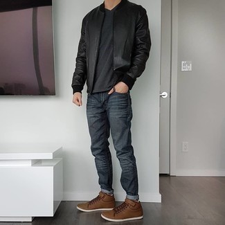 С чем носить бомбер в 30 лет мужчине: Бомбер в паре с темно-серыми джинсами не прекращает импонировать джентльменам, которые всегда одеты стильно. В сочетании с этим образом идеально будут смотреться коричневые кожаные низкие кеды.