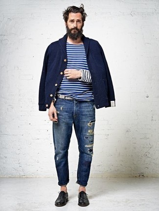 Как носить синие джинсы с черными кожаными оксфордами в 30 лет осень в стиле кэжуал: Такое простое и удобное сочетание вещей, как темно-синий бомбер и синие джинсы, придется по душе джентльменам, которые любят проводить дни в постоянном движении. Если ты любишь соединять в своих образах разные стили, из обуви можешь надеть черные кожаные оксфорды. Разве это не суперский выбор для межсезонного периода, когда погода начнет меняться с теплой на прохладную?