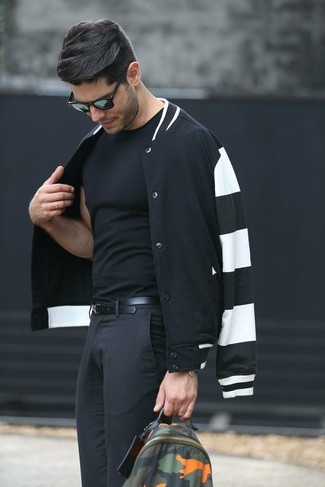 С чем носить черно-белый бомбер в 30 лет мужчине в теплую погоду в стиле кэжуал: Черно-белый бомбер в сочетании с черными брюками чинос — хороший вариант для воплощения мужского лука в стиле смарт-кэжуал.