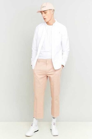 С чем носить бело-красный бомбер мужчине: Бело-красный бомбер в паре с розовыми брюками чинос — отличный вариант для создания мужского лука в элегантно-деловом стиле. Закончив образ белыми кроссовками, можно привнести в него немного динамичности.