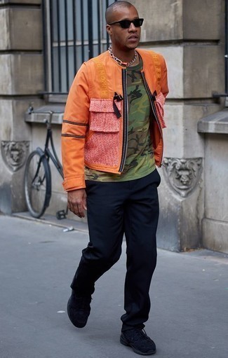 Какие брюки чинос носить с оранжевым бомбером осень: Оранжевый бомбер будет смотреться идеально в тандеме с брюками чинос. Любишь незаурядные сочетания? Тогда дополни свой ансамбль темно-синими кроссовками. Такое сочетание вещей будет приятно примерить на себя в унылый осенний день.