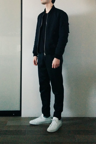 Какие низкие кеды носить с черным бомбером мужчине: Черный бомбер и черные брюки чинос — обязательные составляющие в гардеробе любителей стиля casual. Чтобы образ не получился слишком строгим, можешь завершить его низкими кедами.