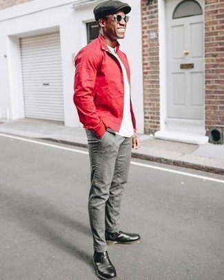 С чем носить красную куртку в 30 лет мужчине в теплую погоду: Красная куртка и серые брюки чинос идеально подходят для создания городского ансамбля на каждый день. Хочешь добавить в этот образ нотку строгости? Тогда в качестве дополнения к этому ансамблю, стоит выбрать черные кожаные ботинки челси.