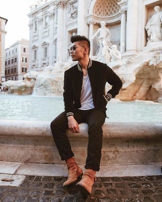 С чем носить табачную замшевую обувь в 30 лет мужчине: Если ты любишь смотреться по моде, и при этом чувствовать себя комфортно и уверенно, попробуй это сочетание черного замшевого бомбера и темно-коричневых брюк чинос. Теперь почему бы не добавить в повседневный лук чуточку изысканности с помощью табачных замшевых ботинок челси?