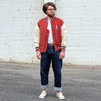 С чем носить красную куртку в 30 лет мужчине в теплую погоду: Если ты любишь одеваться по моде, чувствуя себя при этом комфортно и уверенно, опробируй это сочетание красной куртки и темно-синих джинсов. Пара белых низких кед из плотной ткани поможет сделать образ более цельным.