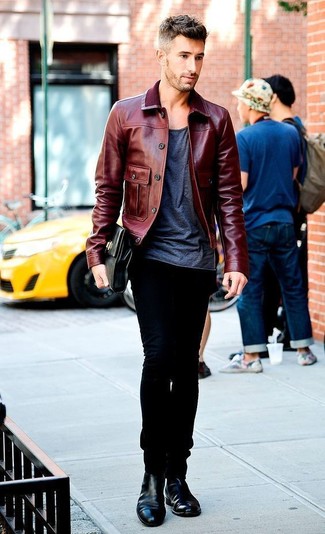 С чем носить темно-красный кожаный бомбер мужчине в стиле смарт-кэжуал: Темно-красный кожаный бомбер в сочетании с черными джинсами — отличная идея для воплощения мужского лука в стиле smart casual. Теперь почему бы не привнести в этот лук на каждый день чуточку стильной строгости с помощью черных кожаных ботинок челси?