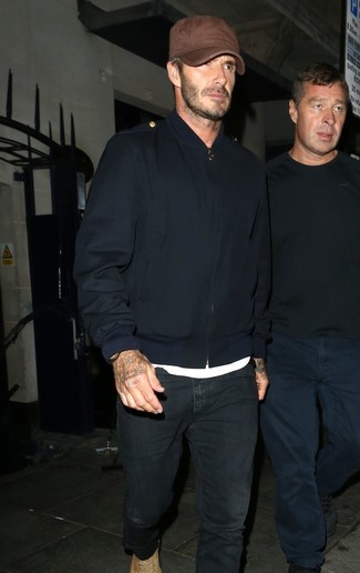Как David Beckham носит Темно-синий бомбер, Белая футболка с круглым вырезом, Черные джинсы, Светло-коричневые замшевые повседневные ботинки