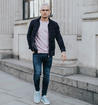 Какие джинсы носить с бело-ярко-розовой футболкой с круглым вырезом мужчине: Бело-ярко-розовая футболка с круглым вырезом и джинсы — обязательные составляющие в гардеробе любителей стиля casual. Что до обуви, голубые замшевые низкие кеды — самый выигрышный вариант.