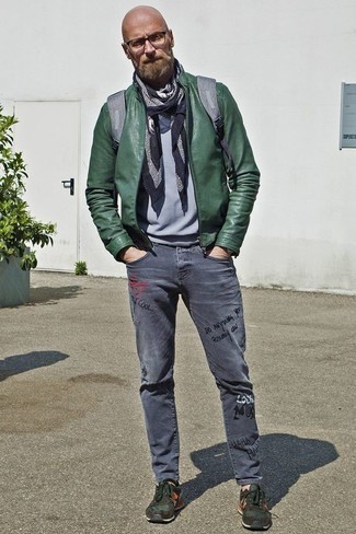 С чем носить темно-бирюзовый кожаный бомбер мужчине в стиле кэжуал: Если ты любишь выглядеть с иголочки, и при этом чувствовать себя комфортно и расслабленно, попробуй это сочетание темно-бирюзового кожаного бомбера и серых джинсов с принтом. Ты можешь легко приспособить такой образ к повседневным делам, надев темно-зелеными кроссовками.