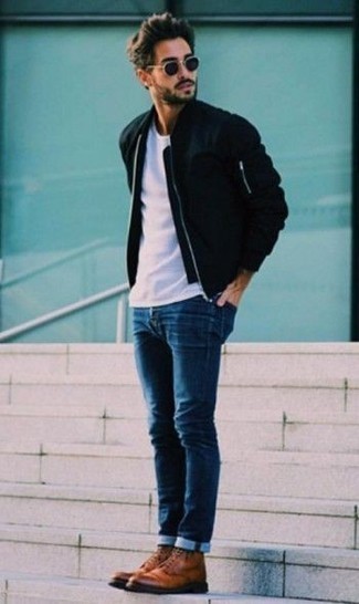 С чем носить черный бомбер мужчине в теплую погоду в стиле кэжуал: Сочетание черного бомбера и синих джинсов выглядит привлекательно и стильно. Сделать образ чуть строже позволят табачные кожаные повседневные ботинки.
