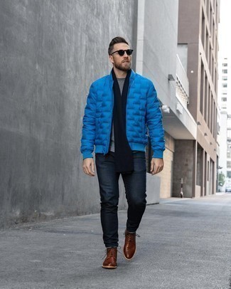 С чем носить бирюзовую куртку мужчине в теплую погоду: Бирюзовая куртка в сочетании с темно-синими джинсами позволит выразить твою индивидуальность. Закончив ансамбль коричневыми кожаными повседневными ботинками, можно получить неожиданный результат.