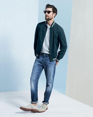 С чем носить темно-бирюзовый бомбер мужчине осень: Темно-бирюзовый бомбер и синие джинсы — великолепный выбор, если ты хочешь создать непринужденный, но в то же время стильный мужской лук. Не прочь добавить сюда немного строгости? Тогда в качестве обуви к этому луку, стоит обратить внимание на серые замшевые туфли дерби. Если хочешь выглядеть по-осеннему ярко и необычно, несомненно возьми этот лук на заметку.