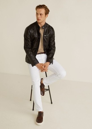 С чем носить коричневые кожаные броги: Сочетание черного кожаного бомбера и белых джинсов продолжает нравиться стильным молодым людям. Дополнив образ коричневыми кожаными брогами, можно получить занятный результат.