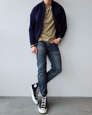 Какие бомберы носить с темно-синими джинсами в 30 лет мужчине в теплую погоду: Бомбер и темно-синие джинсы — must have вещи в арсенале парней с отменным чувством стиля. Создать стильный контраст с остальными составляющими этого образа помогут черно-белые высокие кеды из плотной ткани.