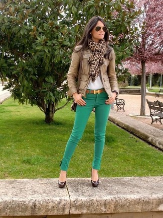 С чем носить коричневый бомбер в 30 лет женщине весна: Коричневый бомбер в паре с зелеными джинсами скинни позволит составить стильный и женственный лук. Вместе с этим луком великолепно будут выглядеть темно-коричневые кожаные туфли. Когда зимняя пора сменяется более теплой погодой, подобное сочетание вещей пользуется большой популярностью у самых капризных модниц.