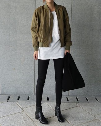 Модный лук: оливковый бомбер, белая футболка с круглым вырезом, черные джинсы скинни, черные кожаные ботинки челси