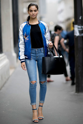 С чем носить синий бомбер в 20 лет женщине в теплую погоду: Сочетание синего бомбера и голубых рваных джинсов скинни пользуется особой популярностью среди ценительниц комфорта. Пара темно-синих кожаных босоножек на каблуке очень органично вписывается в этот наряд.