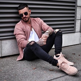 С чем носить розовые низкие кеды мужчине в теплую погоду в спортивном стиле: Если в одежде ты делаешь ставку на удобство и практичность, розовый бомбер и черные рваные зауженные джинсы — превосходный выбор для стильного повседневного мужского образа. Такой лук обретет новое прочтение в сочетании с розовыми низкими кедами.