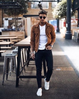 С чем носить коричневый бомбер в 20 лет мужчине: Коричневый бомбер и черные зауженные джинсы — необходимые вещи в гардеробе молодых людей с превосходным вкусом в одежде. Что до обуви, белые кожаные низкие кеды — самый выигрышный вариант.