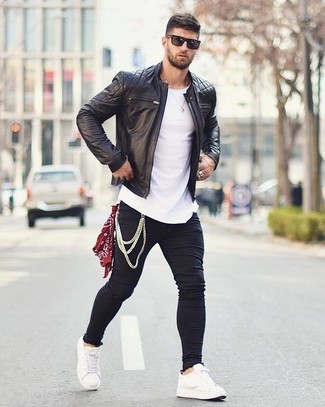 Какую обувь носить с черной кожаной курткой в 20 лет мужчине: Если в одежде ты делаешь ставку на удобство и практичность, черная кожаная куртка и черные зауженные джинсы — прекрасный вариант для стильного повседневного мужского ансамбля. Что касается обуви, белые кожаные низкие кеды — самый подходящий вариант.