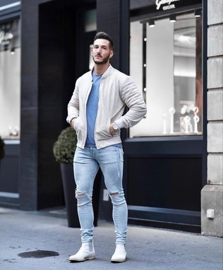 Какие джинсы носить с светло-коричневым бомбером мужчине: Если в одежде ты ценишь комфорт и функциональность, светло-коричневый бомбер и джинсы — хороший вариант для привлекательного мужского образа на каждый день. Очень неплохо здесь будут выглядеть белые замшевые ботинки челси.