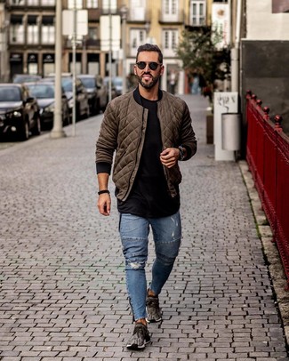 Какие джинсы носить с оливковым бомбером мужчине в теплую погоду: Оливковый бомбер и джинсы — великолепная формула для воплощения приятного и незамысловатого ансамбля. Такой образ несложно адаптировать к повседневным нуждам, если закончить его темно-серыми кроссовками.