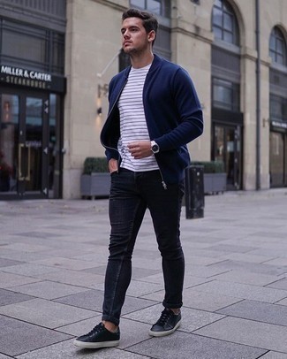 Какие низкие кеды носить с синими джинсами в 20 лет мужчине осень в стиле кэжуал: Темно-синий вязаный бомбер и синие джинсы — великолепное решение для мужчин, которые постоянно в движении. Низкие кеды становятся превосходным завершением твоего лука. Безусловно, такое сочетание будет выглядеть прекрасно осенью.