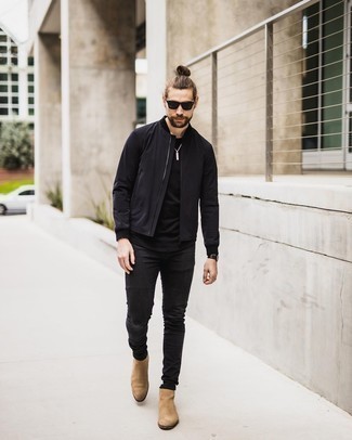 С чем носить черные зауженные джинсы мужчине: Черный бомбер и черные зауженные джинсы помогут создать гармоничный и модный образ. Преобразить лук и добавить в него чуточку классики позволят светло-коричневые замшевые ботинки челси.