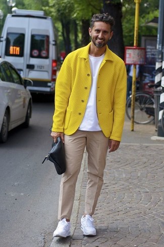 С чем носить кроссовки за 40 лет мужчине: Желтый бомбер и бежевые классические брюки позволят создать утонченный мужской образ. Закончи ансамбль кроссовками, если боишься, что он получится слишком консервативным.