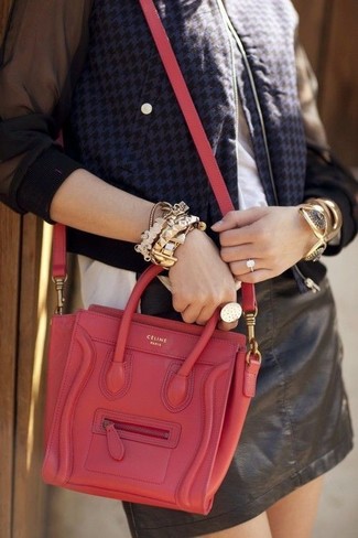 С чем носить красную сумку женщине в теплую погоду в стиле кэжуал: Если у тебя планируется насыщенный день, сочетание темно-синего бомбера и красной сумки поможет составить практичный образ в расслабленном стиле.